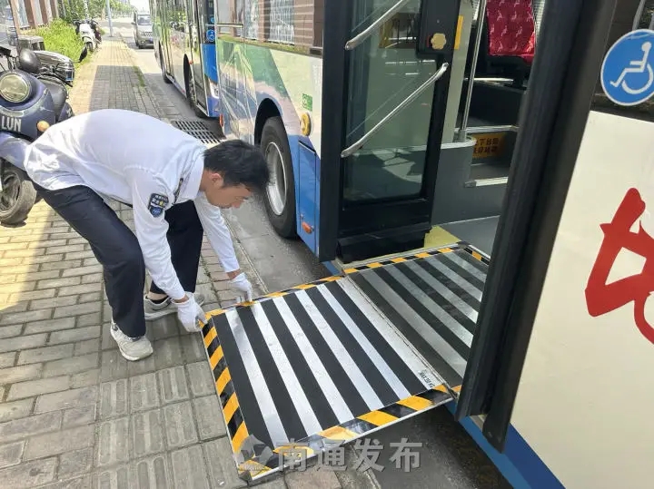 南通公交33路线9台车完成适老